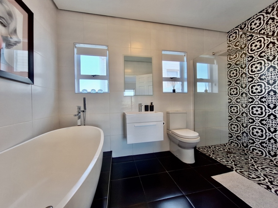 To Let 5 Bedroom Property for Rent in Pearl Bay Western Cape